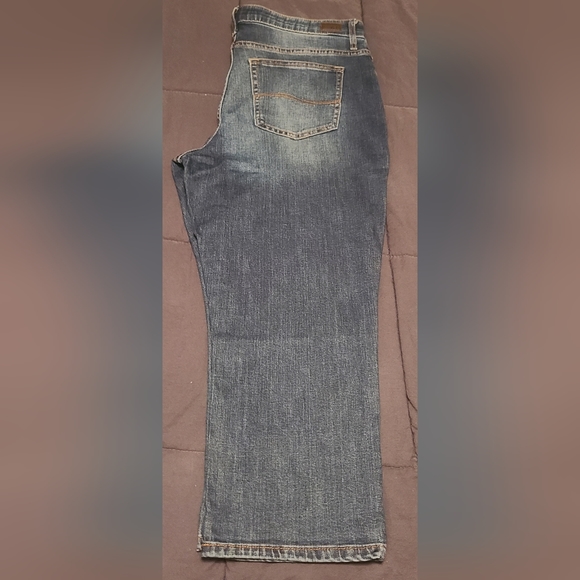 Lee Women's Plus Size Flex Motion Regular Fit 5 Pocket Capri Jean - Picture 1 of 3